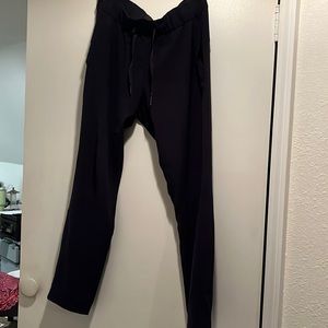 On the Fly lululemon pant in navy size 6 medium rise regular length